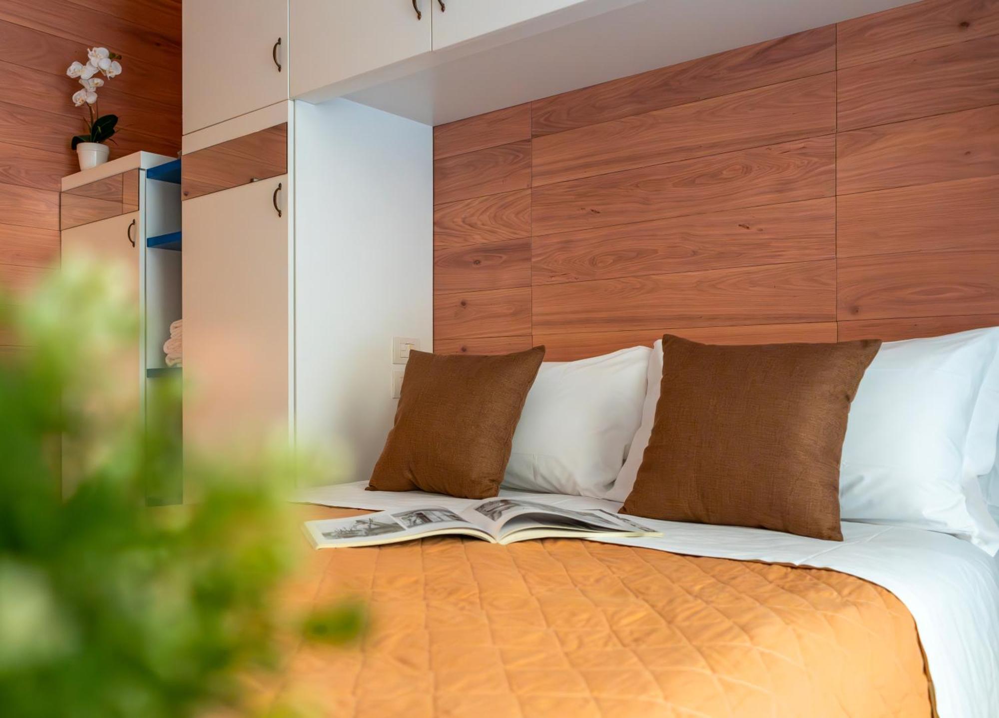 Universal Apartment *